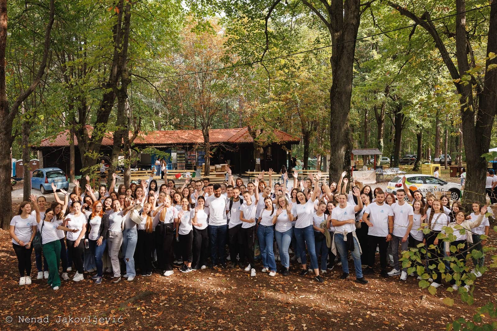 Ceo tim volontera Festivala okupljen u hrastovoj šumi